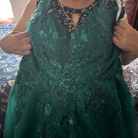 Green dress - Picture 1 of 2